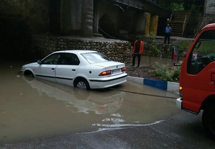 رفع ۱۷ مورد آبگرفتگی ناشی از بارش‌های سیلابی توسط آتش‌نشانان کرمانشاه
