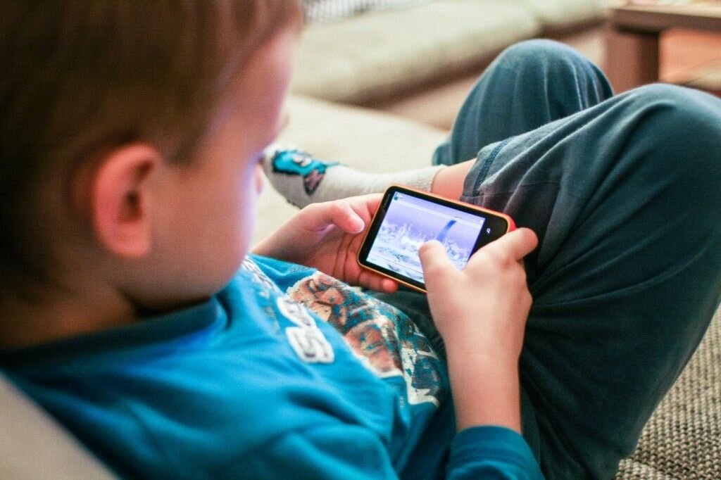 بایدها و نبایدهای گوشی‌های هوشمند برای کودکان