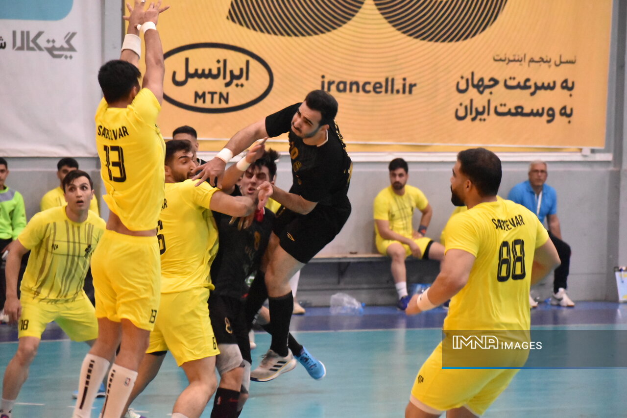 جدال مس با قهرمان فصل گذشته در شب دربی اصفهان