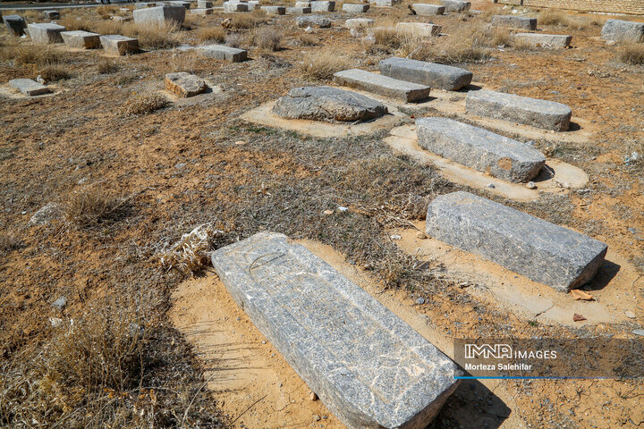 گورستان ارامنه در «روستای معموره»