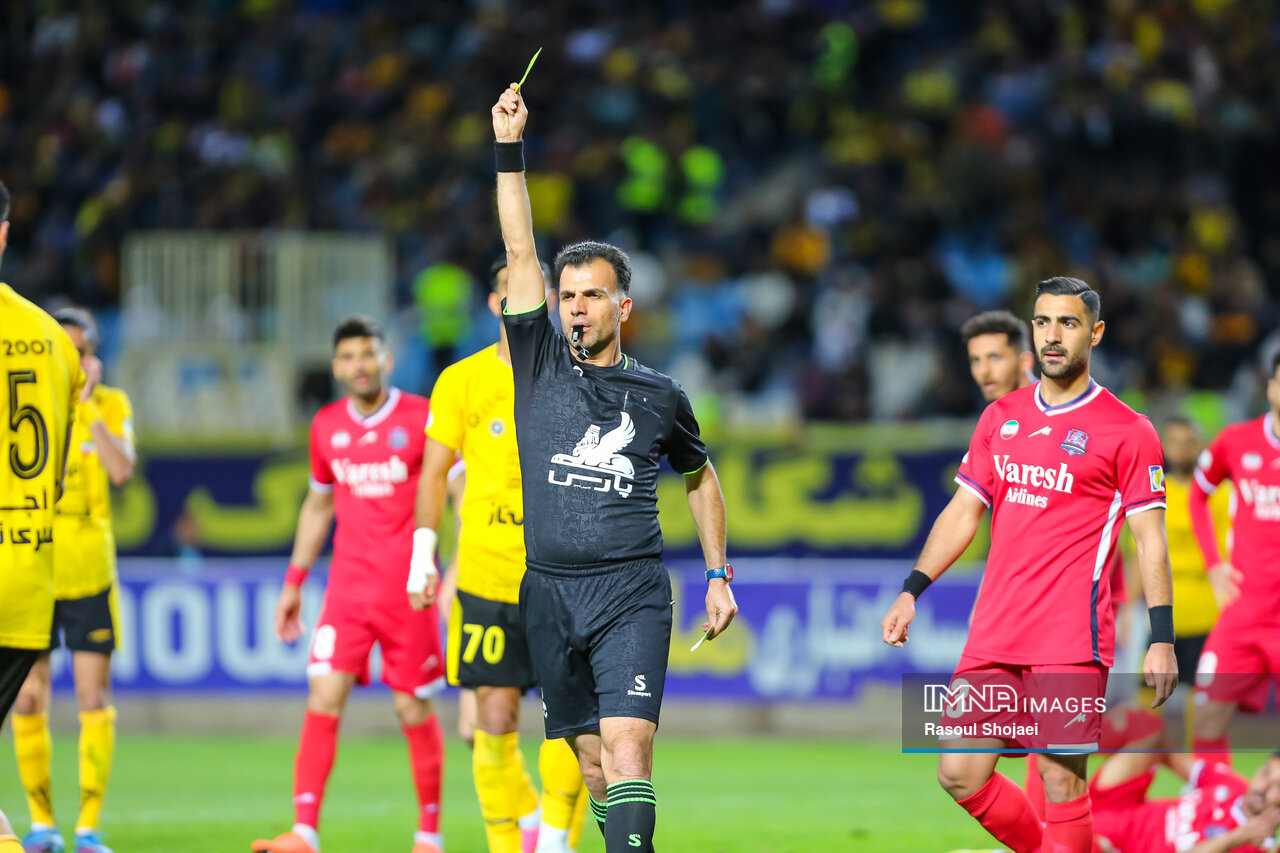 مرز بین شنیدن و نشنیدن؛ واکنش داوران به توهین در زمین فوتبال