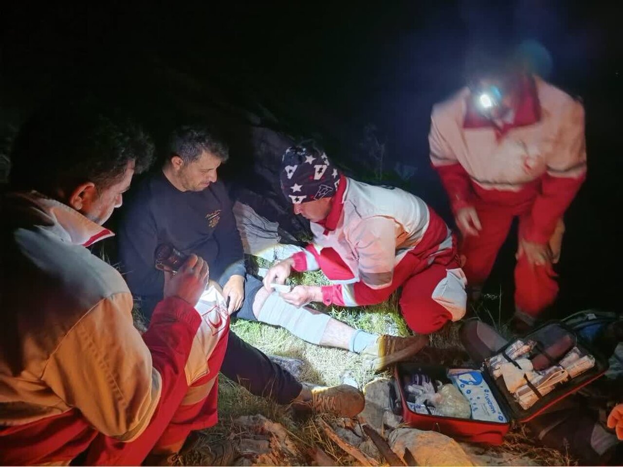 عملیات ۷ ساعته برای نجات ۲ فرد گرفتار شده در ارتفاعات روستای کلم