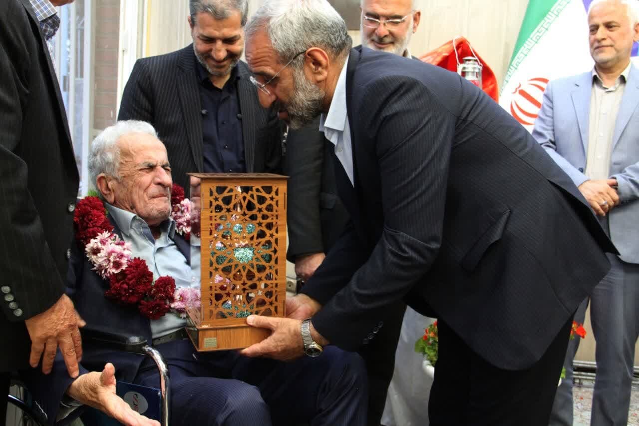 تجلیل شهردار اصفهان از «رضا واثقی» خیر نیکوکار منطقه ۱۰