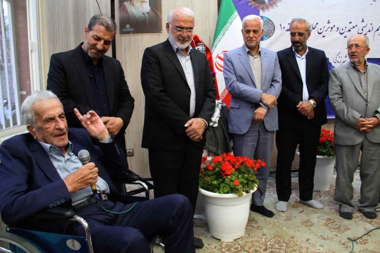 تجلیل شهردار اصفهان از «رضا واثقی» خیر نیکوکار منطقه ۱۰