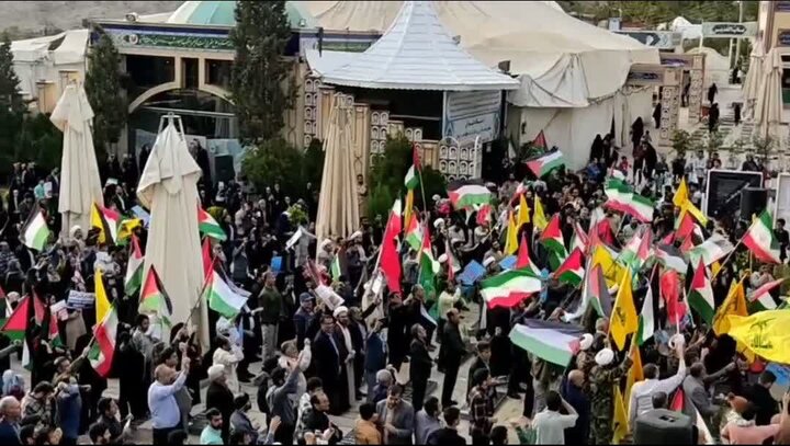 خروش مردم کرمان و حمایت از «وعده صادق» سپاه در جوار مزار سیدالشهدای مقاومت+ فیلم