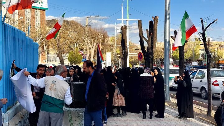 تجمع خودجوش مردم سمیرم در حمایت از حملات انتقامی ایران به رژیم صهیونیستی + فیلم