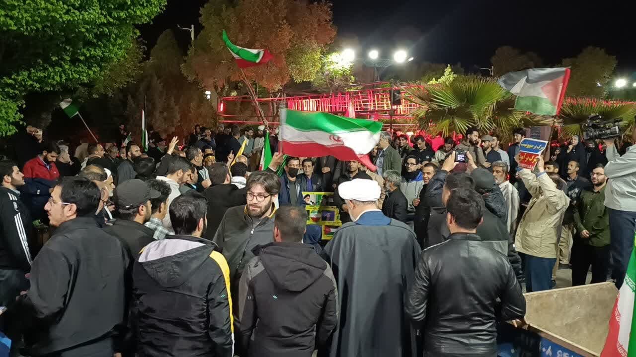 تجمع مردمی مقابل دانشگاه تهران در حمایت از عملیات تنبیه رژیم صهیونیستی توسط ایران + فیلم