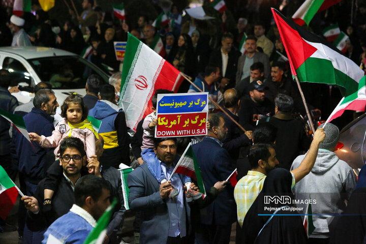 تجمع خودجوش مردم اصفهان در حمایت از عملیات «وعده صادق»