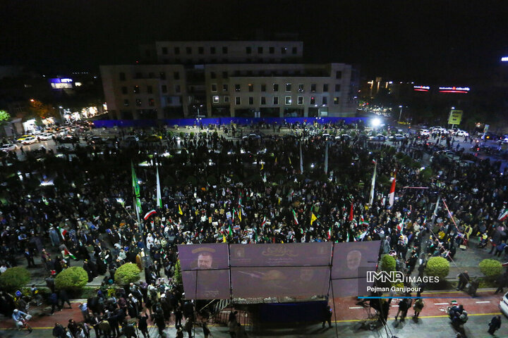 تجمع خودجوش مردم اصفهان در حمایت از عملیات «وعده صادق»
