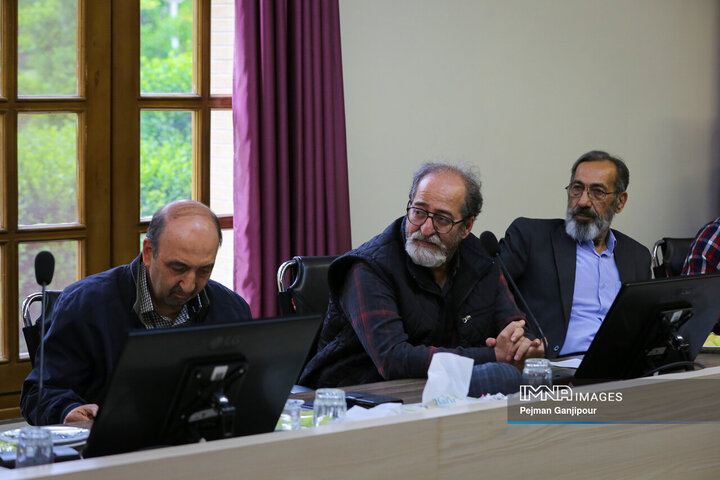 نشست اعضای شورای شهر، شهردار و مدیرکل ارشاد اسلامی اصفهان با هنرمندان