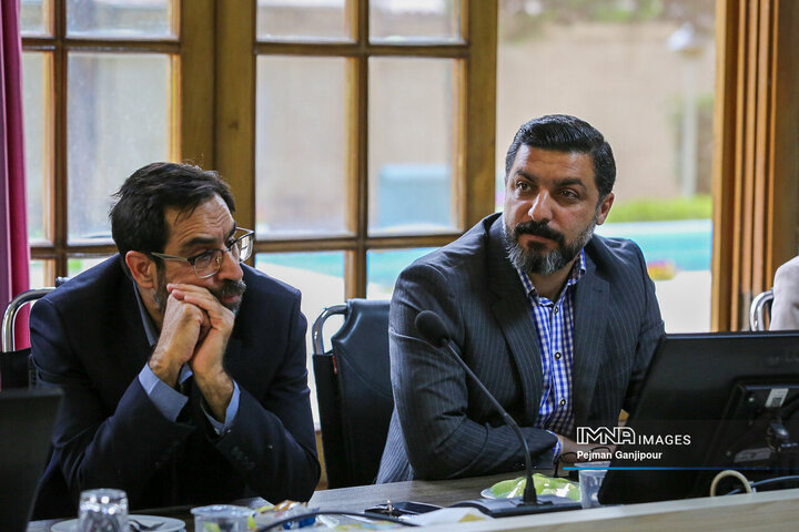 نشست اعضای شورای شهر، شهردار و مدیرکل ارشاد اسلامی اصفهان با هنرمندان