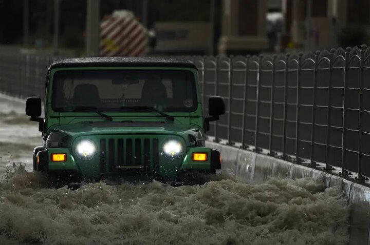 سیل و طوفان امارات و عمان را زیر آب برد + عکس