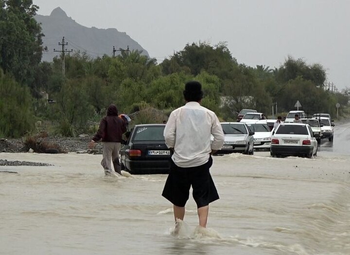 نجات ۷۰ سرنشین ۳ دستگاه اتوبوس گرفتار سیلاب مسیر نیکشهر- چابهار