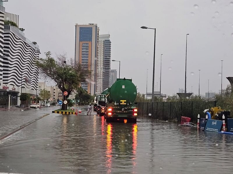 سیل امارات  و عمان را زیر آب برد + عکس