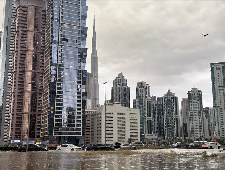 سیل امارات و عمان را زیر آب برد + عکس