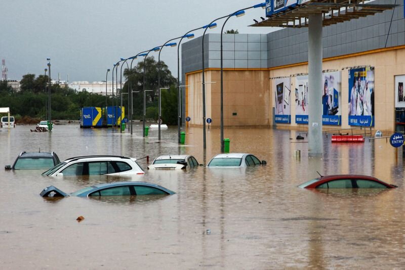 سیل امارات و عمان را زیر آب برد + عکس