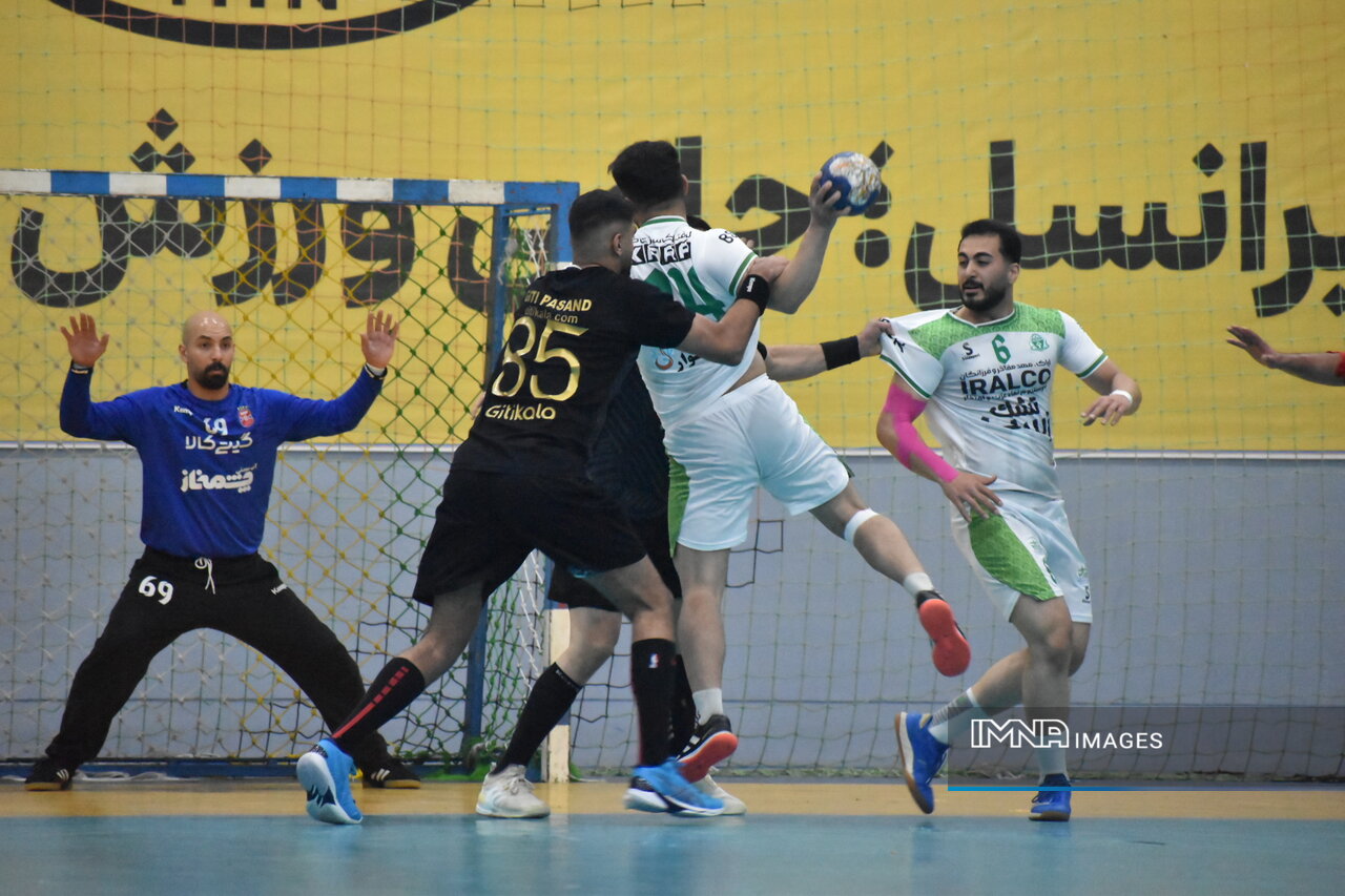 فرازبام به دنبال بقا/ دربی اصفهان در نقشجهان