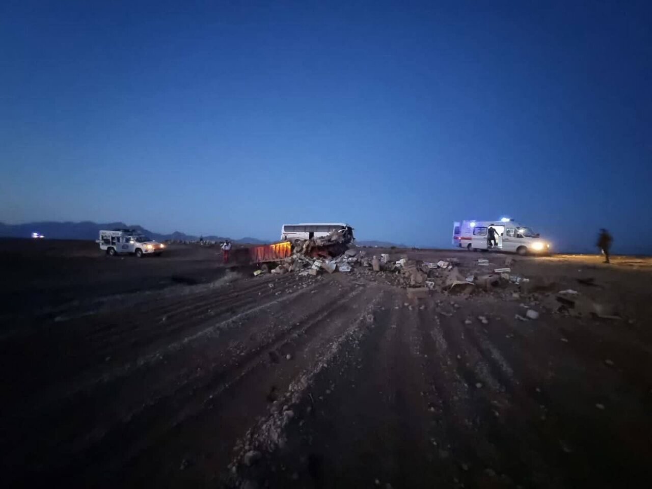 برخورد اتوبوس اصفهان با کامیون بنز در یزد