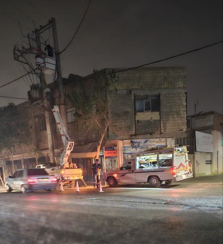 وزش باد علت قطع برق در یکی از محلات شهر دولت‌آباد