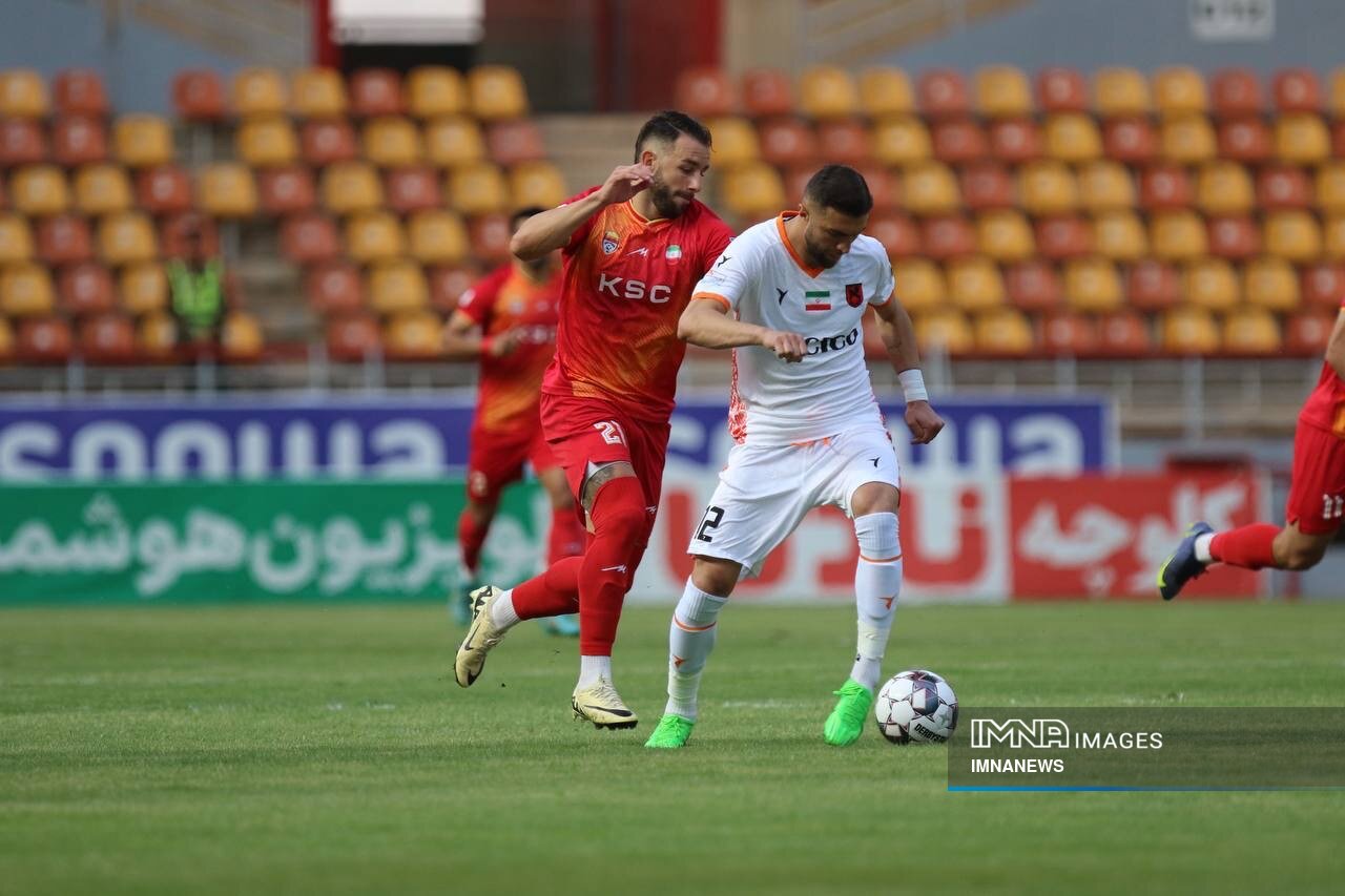 الکلاسیکو فوتبال ایران در پایتخت / پذیرایی تراکتور از صدرنشین در جهنم سهند