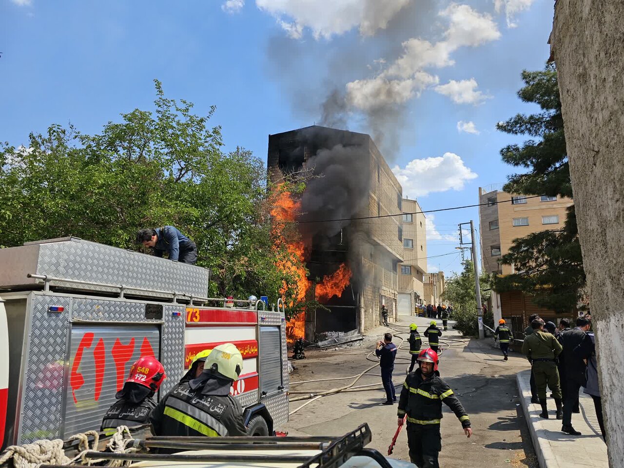 وقوع انفجار و حریق در مغازه تولید رنگ و اسپری در خیابان معراج + عکس