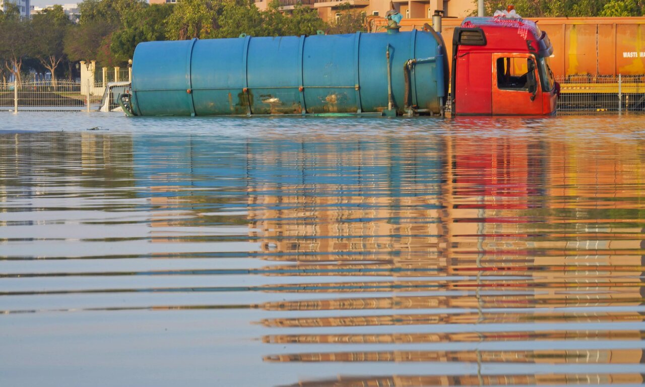 سیل دبی و تاثیرات آن بر سلامتی شهروندان + عکس