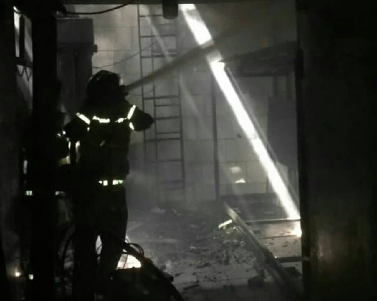 مصدوم شدن آتش‌نشان تهرانی در حریق کارگاه آهنگری + عکس
