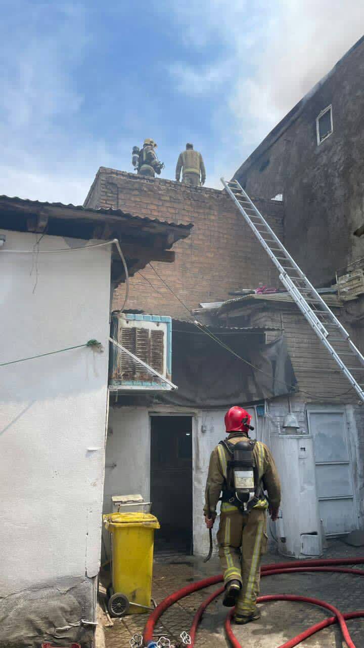 مصدوم شدن آتش‌نشان تهرانی در حریق کارگاه آهنگری + عکس