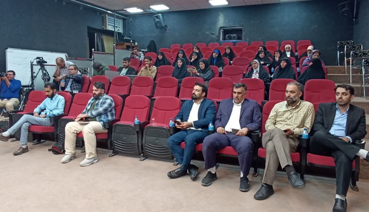 نقد و بررسی کتاب به من نگو فرمانده برگزار شد