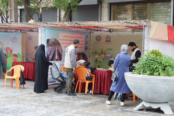 برپایی غرفه فرهنگی «روز زمین پاک» در پیاده‌راه امیرکبیر اراک