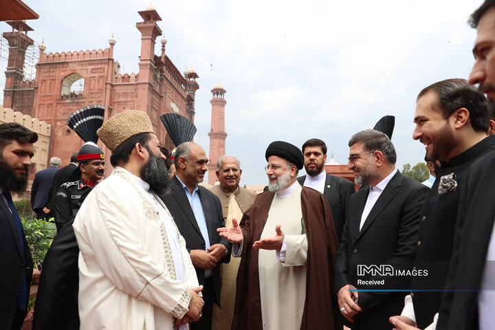 حضور رئیس جمهور در آرامگاه اقبال لاهوری