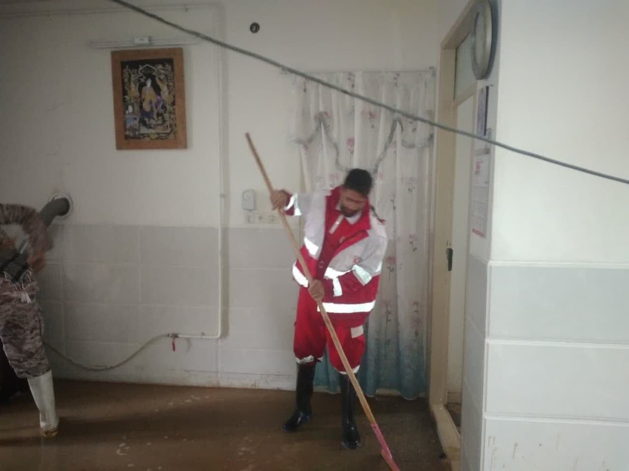 تخلیه آب از منازل در روستای ده جمال شهرستان بهاباد یزد+ تصاویر