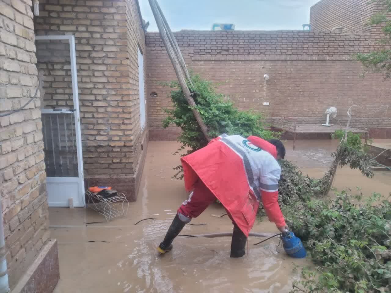 تخلیه آب از منازل در روستای ده جمال شهرستان بهاباد یزد+ تصاویر