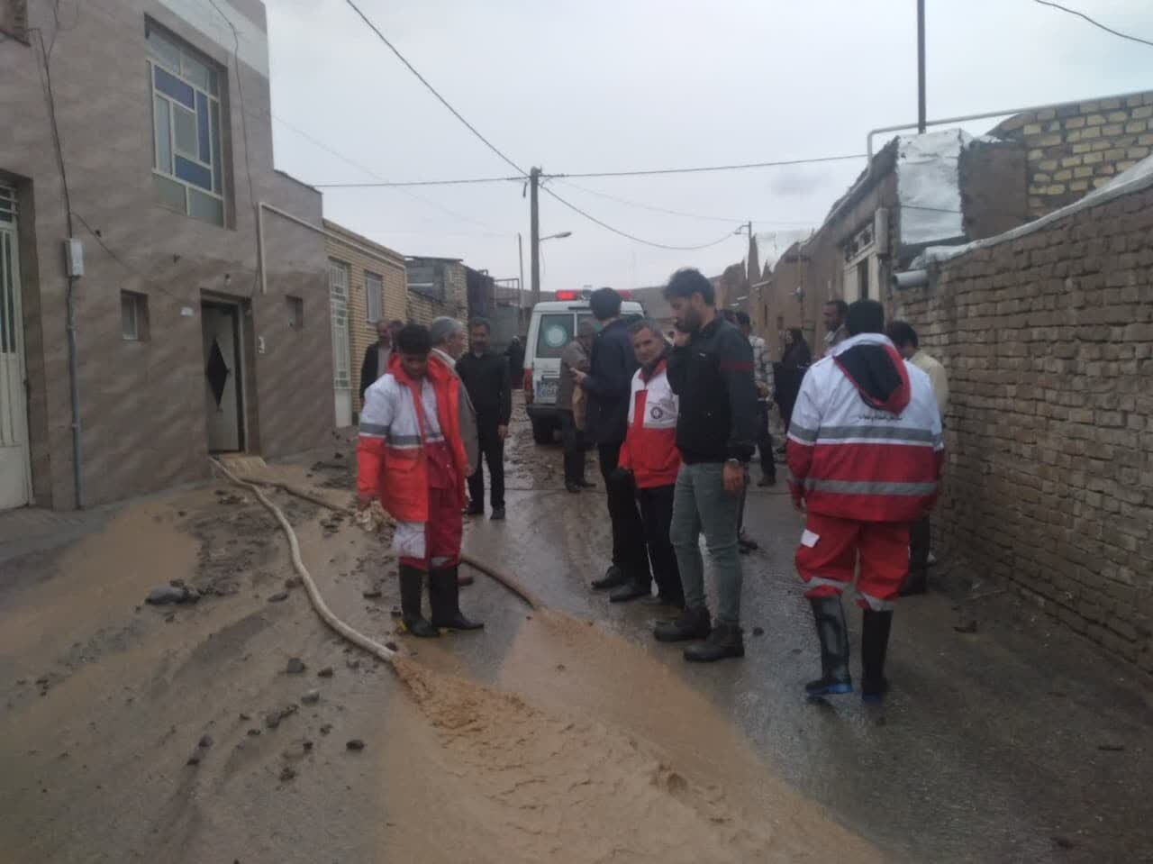 تخلیه آب از منازل در روستای ده جمال شهرستان بهاباد یزد+ تصاویر