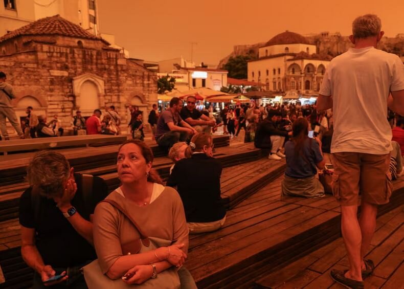 طوفان نارنجی آتن را بلعید + عکس