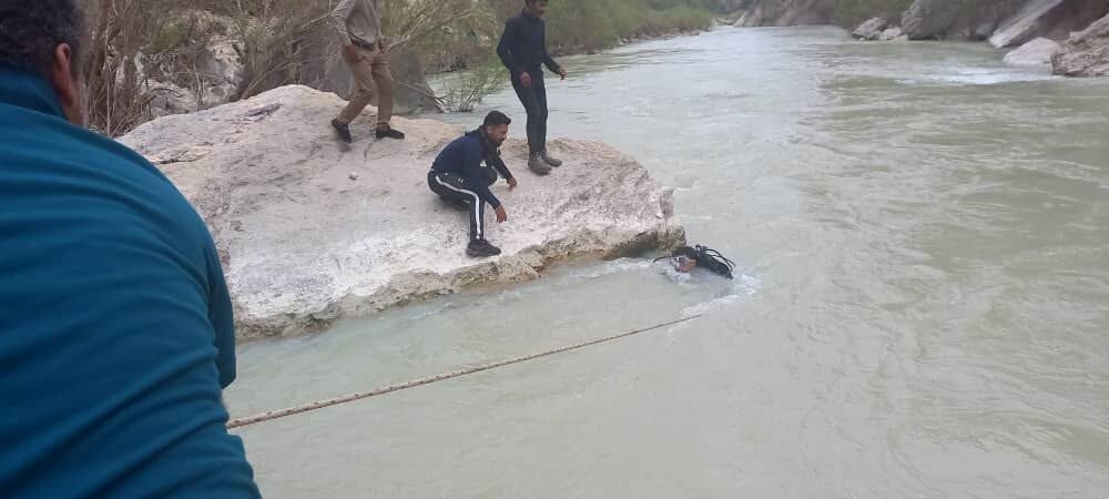 ادامه تلاش تیم آتش‌نشانی برای یافتن کودک غرق شده در رود «خرسان»