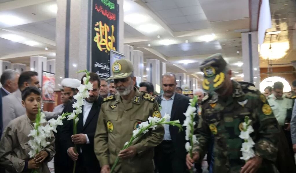 ادای احترام فرمانده کل ارتش به مقام شامخ شهدا در گچساران + عکس