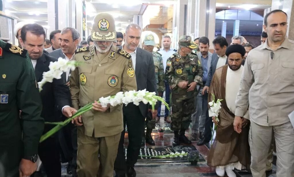 ادای احترام فرمانده کل ارتش به مقام شامخ شهدا در گچساران + عکس