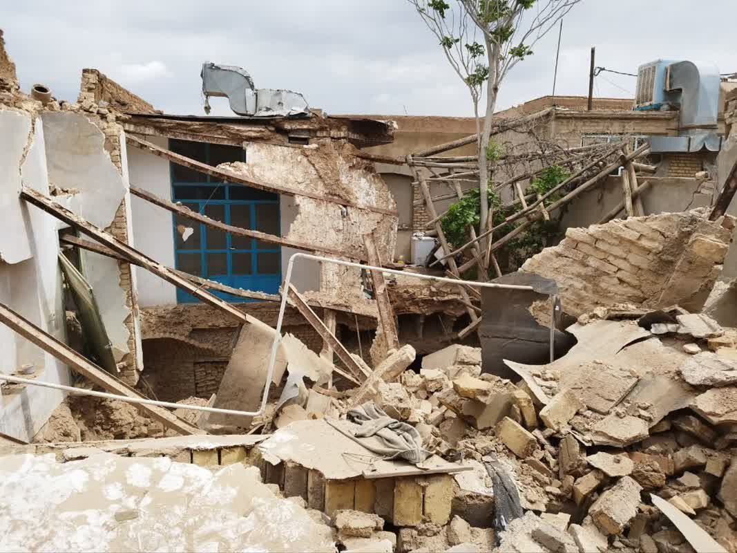 ریزش و تخریب یک واحد مسکونی فرسوده در شهر یزد بر اثر بارندگی