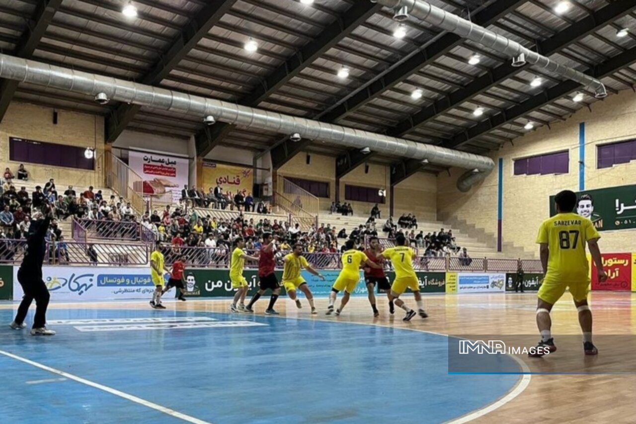 فرازبام به دنبال بقا/ دربی اصفهان در نقشجهان