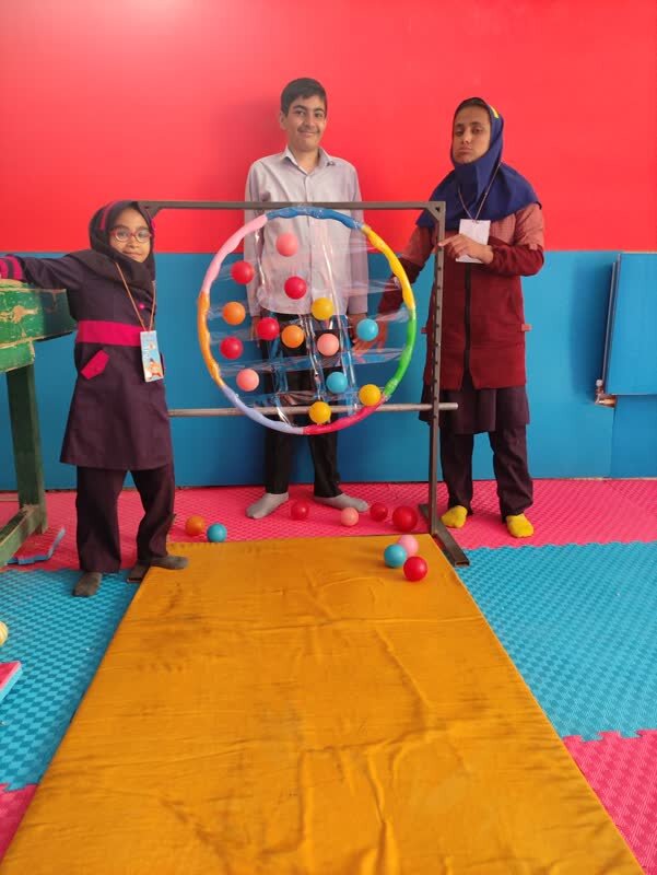 اینجا دستها، دانش و ایثار را روایت میکند