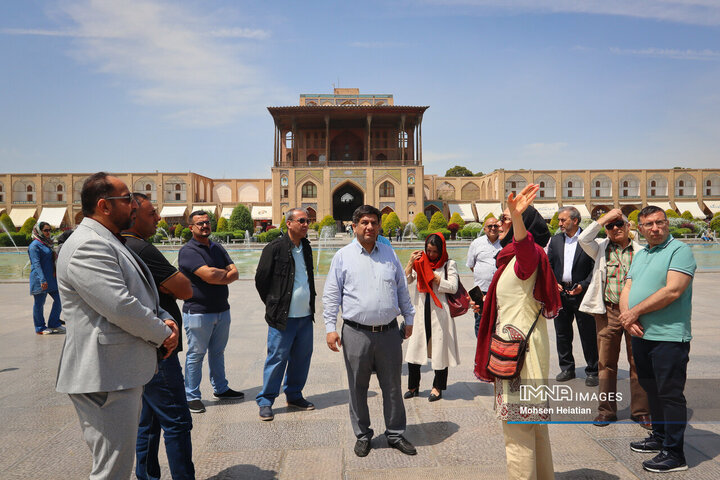 بازدید مهمانان خارجی هفته فرهنگی اصفهان از میدان امام(ره)