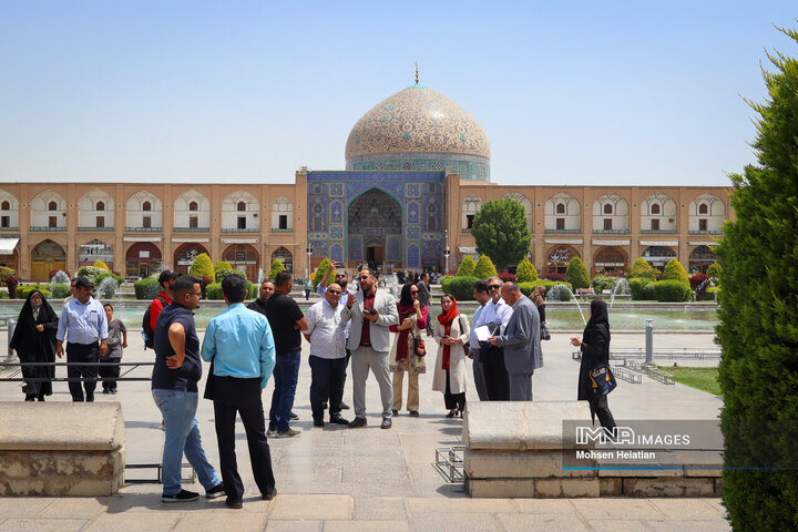 بازدید مهمانان خارجی هفته فرهنگی اصفهان از میدان امام(ره)