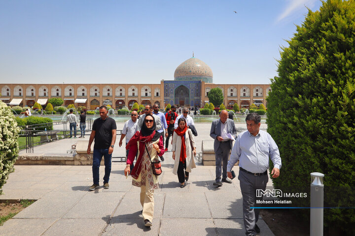 بازدید مهمانان خارجی هفته فرهنگی اصفهان از میدان امام(ره)