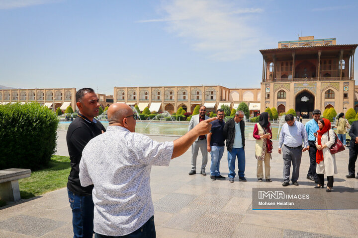 بازدید مهمانان خارجی هفته فرهنگی اصفهان از میدان امام(ره)