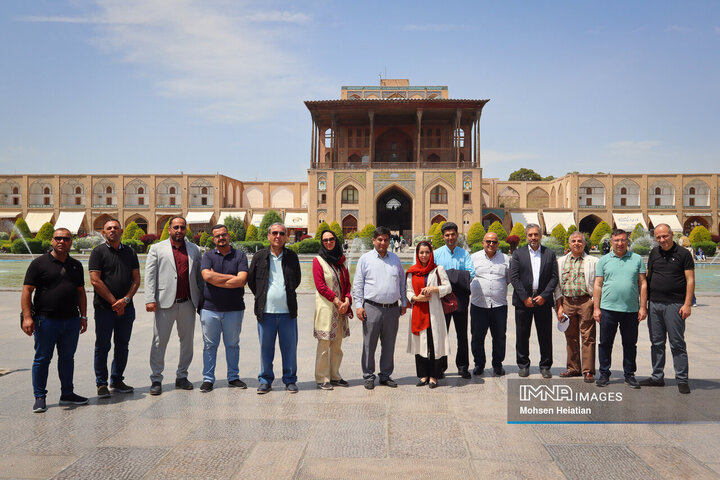 بازدید مهمانان خارجی هفته فرهنگی اصفهان از میدان امام(ره)