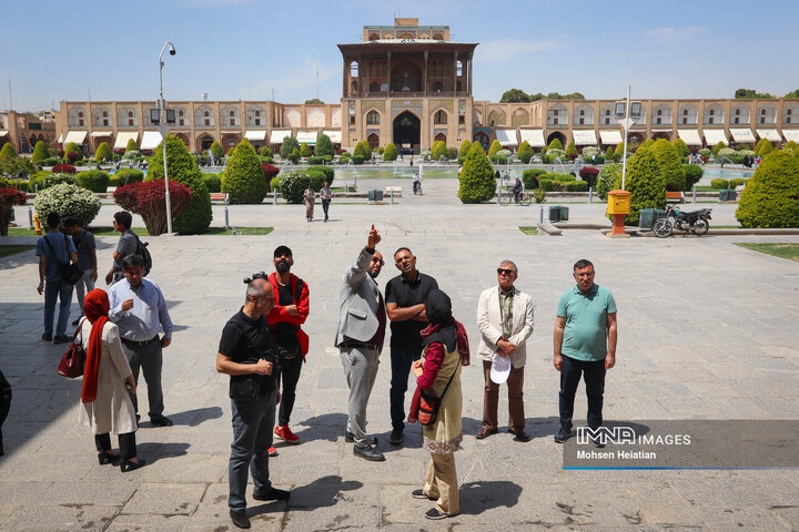 بازدید مهمانان خارجی هفته فرهنگی اصفهان از میدان امام(ره)