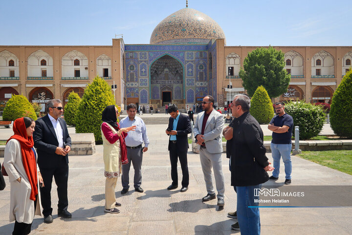 بازدید مهمانان خارجی هفته فرهنگی اصفهان از میدان امام(ره)