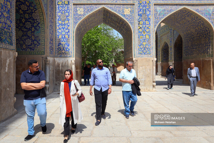 بازدید مهمانان خارجی هفته فرهنگی اصفهان از میدان امام(ره)