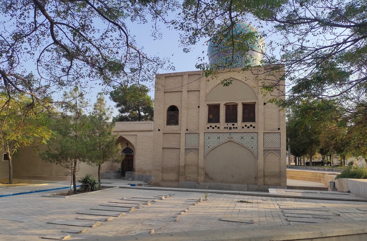 تکیه خاتونآبادی، نقش جهانی کوچک در دل تخت فولاد